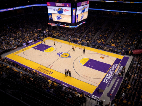 NBA常规赛湖人客场挑战勇士的比赛现场画面